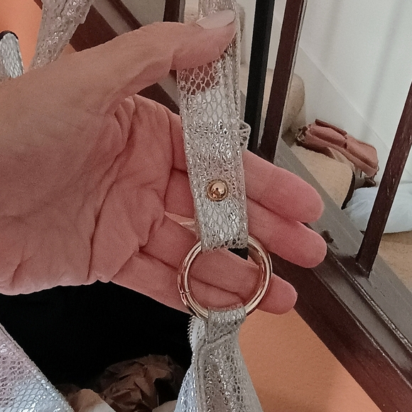 Elegant Silver Women's Shoulder Bag - Picture 3 of 9